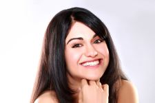 Adah Sharma Cute Smile Wallpaper