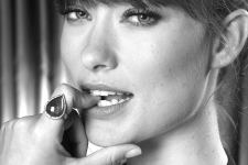 Olivia Wilde Monochrome Closeup Wallpaper