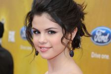 Beautiful Selena Gomez Closeup Wallpaper