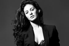 Amyra Dastur Sizzling Bollywood Celebrity Wallpaper